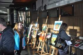 Pokaż zdjęcie: Wystawa prac XV edycji Konkursu Plastycznego „Sztuka Osób Niepełnosprawnych" na Wydziale Prawa i Administracji UAM w Poznaniu