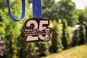 Pokaż zdjęcie: Medal dla uczestników III edycji „Biegu na Fali” 