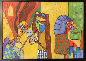 Pokaż zdjęcie: Trzy bardzo kolorowe postacie w maskach karnawałowych. Jedna z nich trzyma maskę druga kolorowy wachlarz. Trzecia ma przechyloną głowę, eksponuje barwne nakrycie głowy.