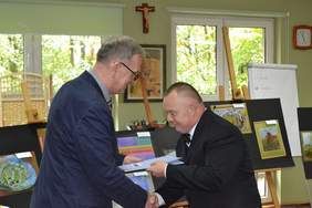 Pokaż zdjęcie: Nagrodę odbiera laureat II miejsca w kategorii Grafika i Rysunek Adam Ostrzycki