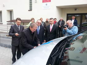 Pokaż zdjęcie: Starosta Kazimierski Jan Nowak przecina wstęgę