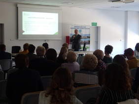 Dyrektor Oddziału Podkarpackiego PFRON wygłaszający prelekcję pracodawcom 