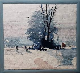 Pokaż zdjęcie: Obraz z biało czarno niebieskiej tkaniny przedstawia krajobraz w zimowej scenerii, a na nim drzewa, płot i ptaki