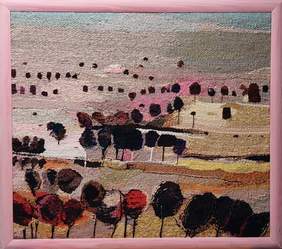 Pokaż zdjęcie: obraz z tkaniny przedstawia krajobraz w jesiennych kolorach z polami i drzewami