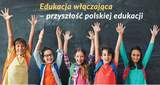 Dzieci w wieku uczniów szkoły podstawowej stoją uśmiechnięte, z wyciągniętymi ku górze rękami, w rzędzie obok siebie. Za nimi tablica szkolna z napisem Edukacja włączająca, przyszłość polskiej edukacji