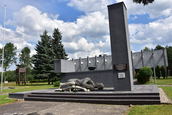 Pokaż zdjęcie: Pomnik ofiar obozu dla lotników alianckich w Muzeum Obozów Jenieckich w Żaganiu przedstawiający człowieka w pozycji skulonej symbolizującej zamęczoną ofiarę przez Niemców