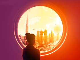 Stojąca tyłem osoba obserwuje przez okrągłe okno miasto przyszłości