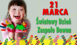 Dziewczynka z zespołem Downa, ma pomalowane różnymi kolorami dłonie, uśmiecha się, obok napis 21 marca światowy dzień zespołu Downa, na dole kolorowe skarpetki